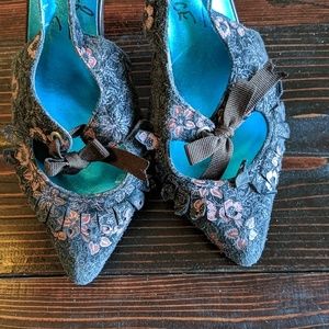Beautiful vintage look taoestry kitten heel